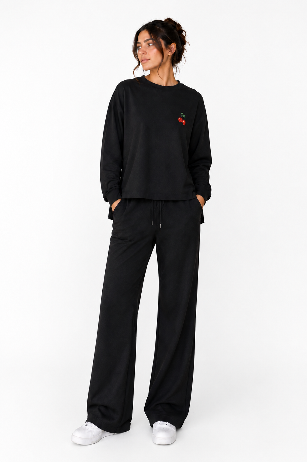 Women's round-neck embroidered suit with trousers